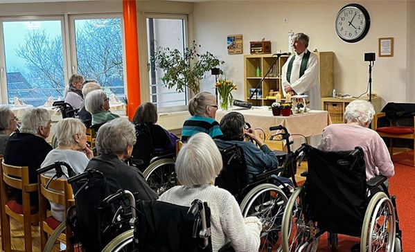 Das Foto zeigt den Pfarrer Reinhold Hübschle und die Besucher des Gottesdiensts.