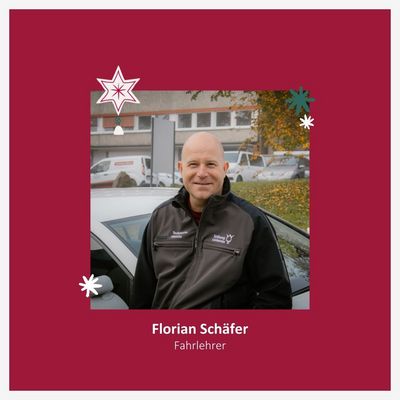 Das Foto zeigt den Mitarbeitenden vor einem Auto.