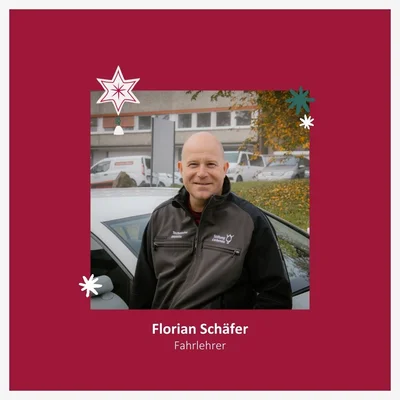 Türchen des Adventskalenders Das Foto zeigt den Mitarbeitenden vor einem Auto.