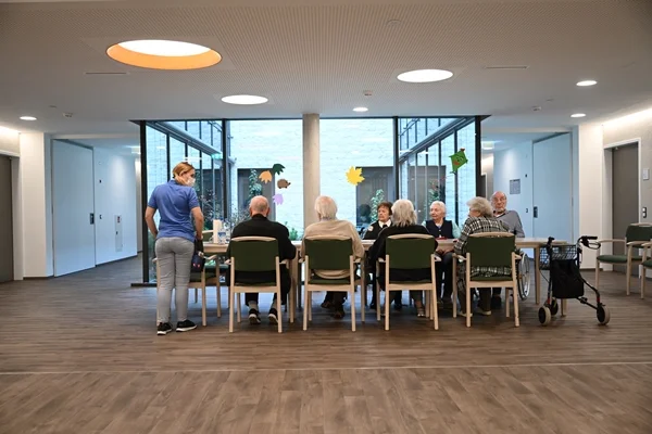 Service-Wohnen Tettnang Das Bild zeigt einen großen Tisch mit Personen