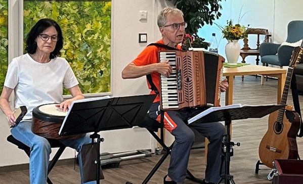 das bild zeigt eine frau am keyboard und einen mann am akkordeon beim musizieren im haus albert-moll in tettnang 