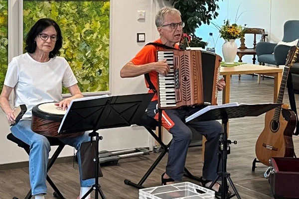 das bild zeigt eine frau am keyboard und einen mann am akkordeon beim musizieren im haus albert-moll in tettnang 