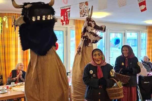 Das Bild zeigt mehrere Menschen in Fasnetkostümen