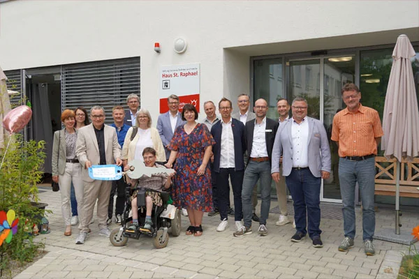 Gruppenfoto mit Schlüsselübergabe