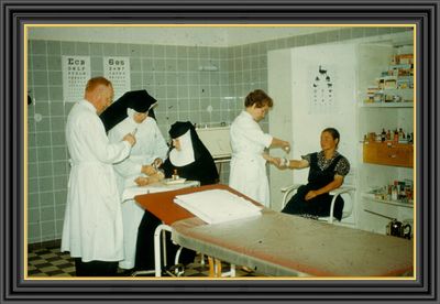 1973, Von der Krankenstube zum Fachkrankenhaus. Seit Beginn der Arbeit in Liebenau 1870 kümmerte sich ein niedergelassener Arzt um die medizinische Versorgung der Bewohnerinnen und Bewohner, seit 1897 sind hauptamtlich angestellte Ärzte in Liebenau tätig. 1973 wird die Krankenabteilung im Liebenauer Schloss ein Fachkrankenhaus und zieht zwei Jahre später in das St. Anna-Haus. Aus dem Fachkrankenhaus wird später die St. Lukas-Klinik. Seitdem werden hier nicht mehr nur Bewohner der Stiftung Liebenau, sondern auch Menschen von außerhalb behandelt. 1993 übernimmt die Stiftung die Fachkliniken Wangen. Das Bild zeigt die Versorgung einer Patientin in Liebenau. 