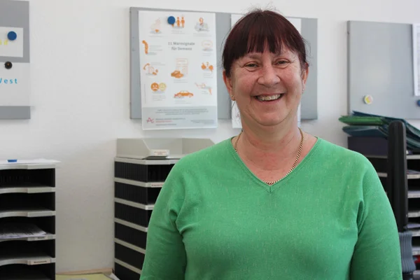 Das Foto zeigt Christine Jöst im Büro.