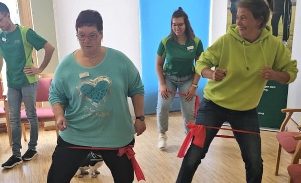 Mit dem Theraband zeigten die Physiotherapeuten, wie man mit einfachen Übungen seine Fitness und Kraft stärken kann. 
