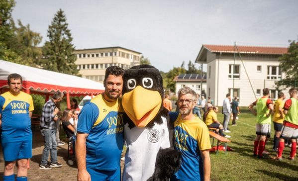 Das Bild zeigt Spieler des FC Rosenharz mit dem Maskottchen Paule