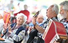Das Foto zeigt eine Gruppe die musiziert.