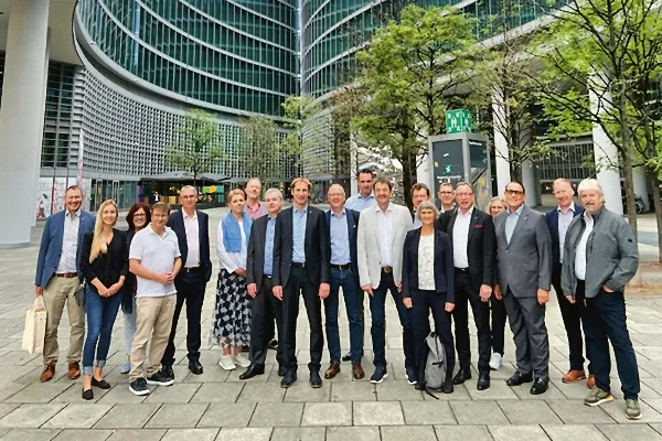Der Brüsseler Kreis trifft sich regelmäßig zum Erfahrungsaustausch Das Bild zeigt eine große Personengruppe, die alle nebeneinander stehen und in die Kamera lachen