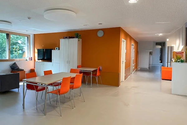 Gemeindeintegriertes Wohnen Ludwigsburg Das Bild zeigt einen Innenraum mit Tischen, Stühlen und Sitzgelegenheiten