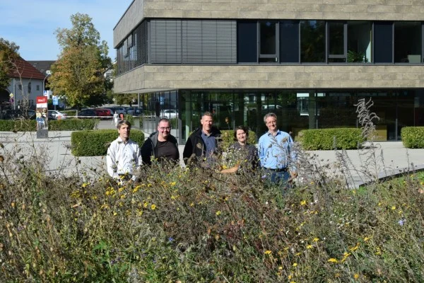 Projekt Zukunftsgrün Das Bild zeigt Philipp Kling (Leitung Finanzen Verwaltung Stiftung Liebenau), Sven Schulz (Programmleiter „Zukunftsgrün“ bei der Bodensee-Stiftung), Daniel Assfalg (Leiter Garten- und Landschaftsbau Stiftung Liebenau), Linda Riek (Projektmitarbeiterin „Zukunftsgrün“) und Daniel Doer (Landschaftserhaltungsverband e. V. im Bodenseekreis) am Projektstandort Liebenau