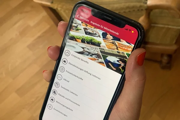 Das Bild zeigt ein Handy auf dem eine App geöffnet ist