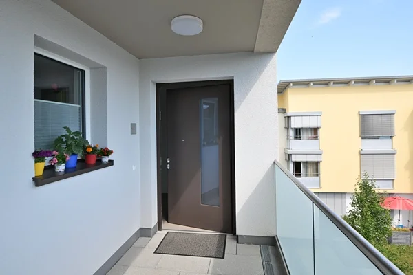 Das Bild zeigt eine Loggia mit Wohnungseingang