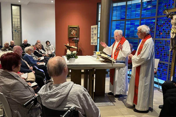 Zwei Pfarrer halten einen Gottesdienst.