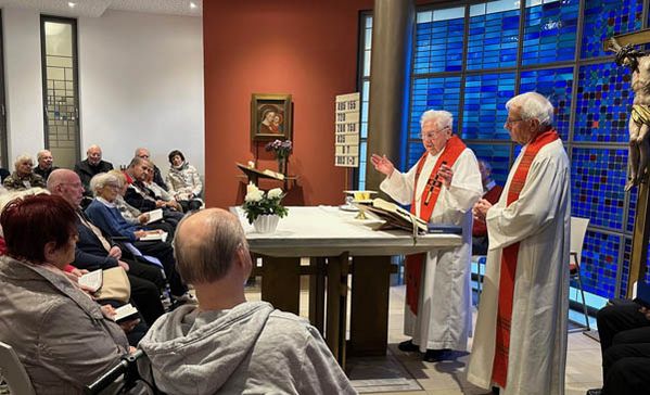 Zwei Pfarrer halten einen Gottesdienst.