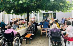 Viele Personen beim Sommerfest in Waldburg