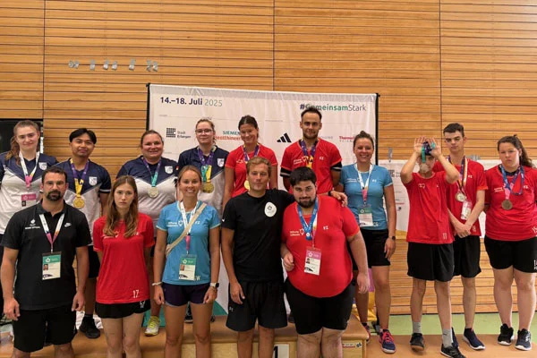 das bild zeigt alle teilnehmer des sbbz und der lukas-klinik bei den special olympics badmington in erlangen
