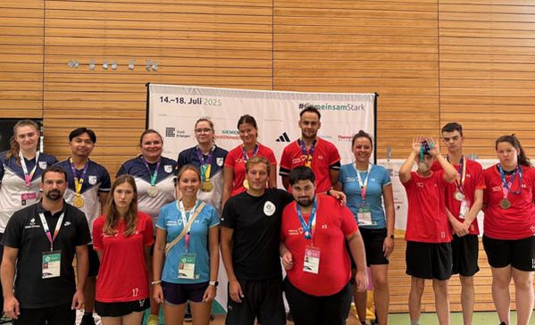 das bild zeigt alle teilnehmer des sbbz und der lukas-klinik bei den special olympics badmington in erlangen