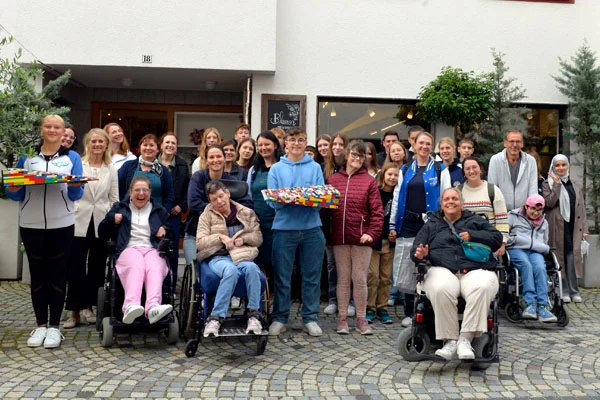 legorampen für elektrorollstühle in bad waldsee das bild zeigt eine große gruppe menschen mit und ohne behinderung, teilweise in rollstühlen, die bauteile der lego-rampe in der hand halten