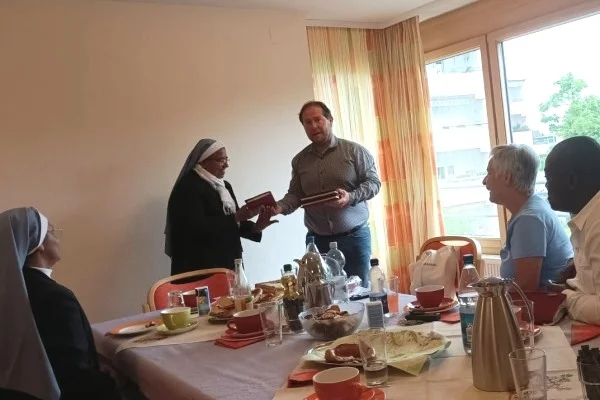 Die Barmherzigen Schwestern aus Kerala bereichern das Pflegeteam Das Bild zeigt zwei Ordensschwestern mit drei Weiteren Personen