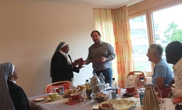 Die Barmherzigen Schwestern aus Kerala bereichern das Pflegeteam Das Bild zeigt zwei Ordensschwestern mit drei Weiteren Personen