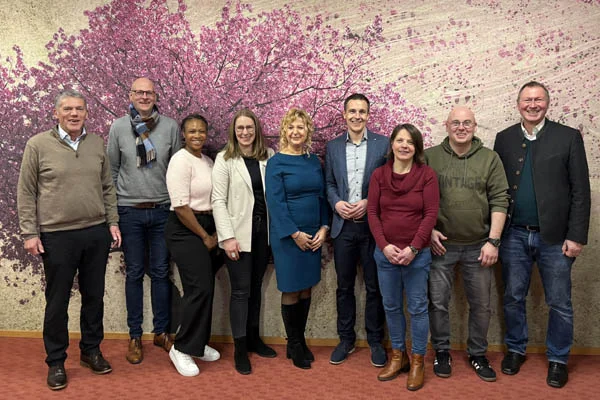Ein Gruppenbild mit vielen Personen.