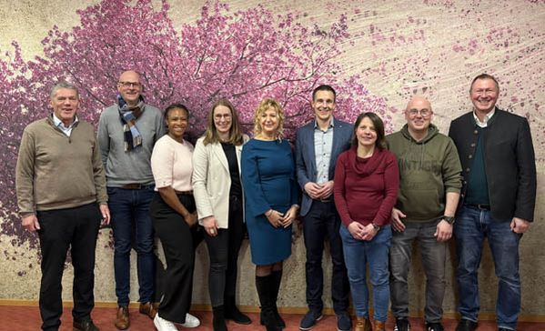 Ein Gruppenbild mit vielen Personen.