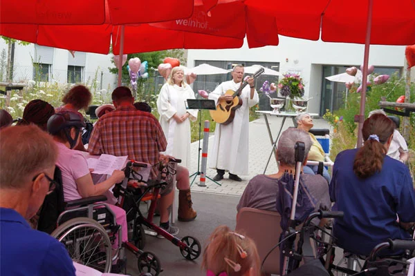 Gottesdienst mit einigen Besuchern und Besucherinnen