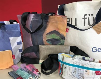 Das Bild zeigt Taschen verschiedener Größen aus Restmaterialien