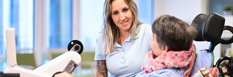 Das Bild zeigt eine Pflegerin mit einem Schwerstpflege-Patienten