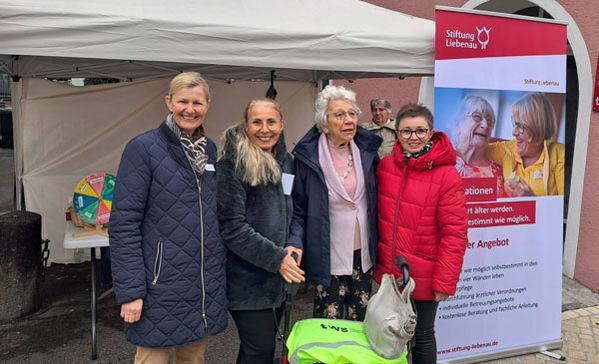 Gruppenfoto vor dem Marktstand.
