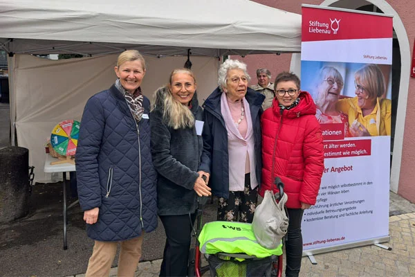 Gruppenfoto vor dem Marktstand.