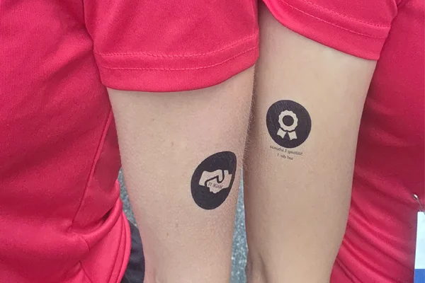 Firmenlauf Zwei nicht-permanente Tattoos.