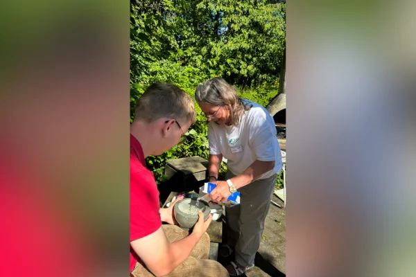 Nachhaltigkeitstag Zwei Personen befüllen eine Schale.