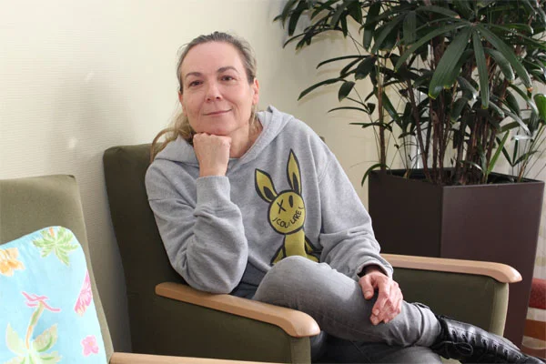 das bild zeigt heike mauch sitzend, haus der pflege st. konrad