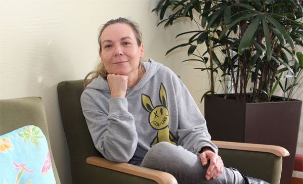 das bild zeigt heike mauch sitzend, haus der pflege st. konrad