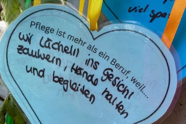 Aktionen zum Tag der Pflege Das Bild zeigt ein ausgeschnittenes Herz mit einer Danksagung