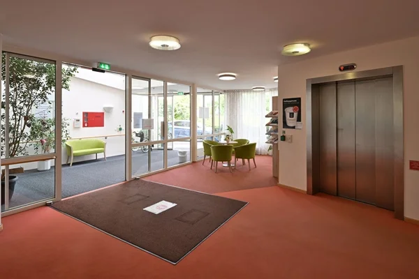Das Bild zeigt den Eingagsbereich des Hauses