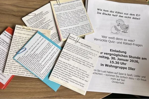 Ehrenamtliche für Gestaltung gemeinsamer Nachmittage gesucht Mehrere Zettel liegen auf einem Tisch