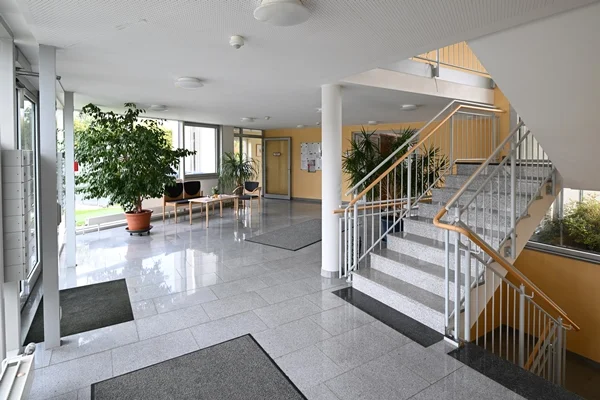 Wohnanlage Berg Das Bild zeigt einen Eingangsbereich mit Treppe