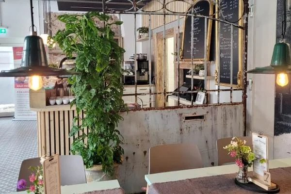 Begegnung im Café Vielfalt Das Bild zeigt den Innenraum eines Cafes