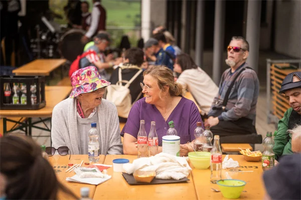 Rosenharzer Sommerfest 2025 das bild zeigt eine gruppe von besuchern, die an biertischen sitzt.