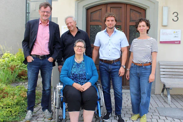 das bild zeigt eine gruppe von mitarbeitenden der frühförderstelle. eine frau sitzt im rollstuhl.