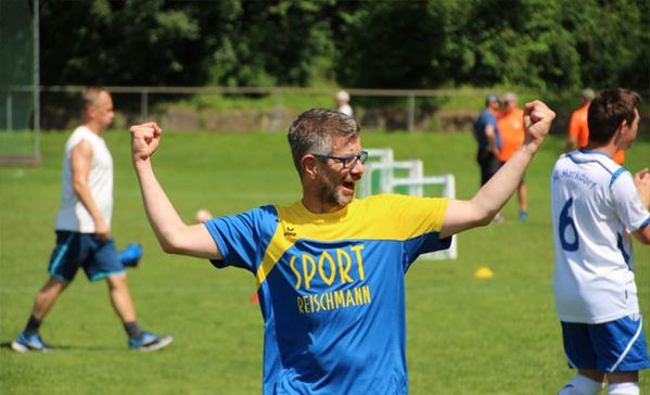 Ein Mann jubelt während dem Fußballspiel.