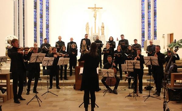 Das Bild zeigt das Barockorchester und die Domkapelle St. Eberhard Stuttgart und die Gesangssolisten beim Konzert
