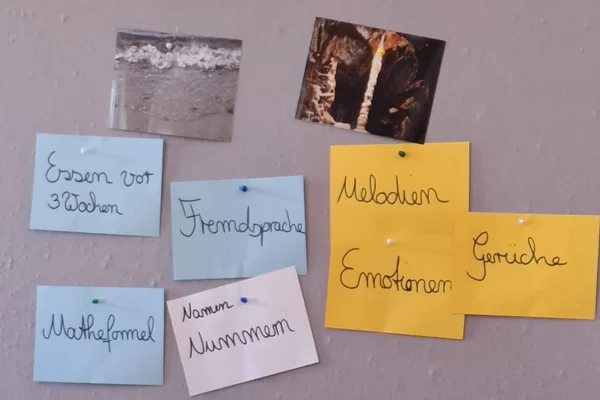 Woche der Demenz im Haus der Pflege St. Meinrad in Ravensburg das bild zeigt eine ideensammlung an post-its an der wand