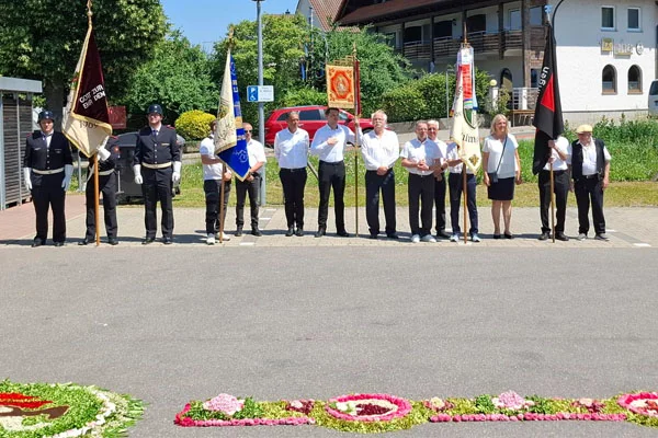 das bild zeigt fahnenträger bei fronleichnam st. martin friedrichshafen