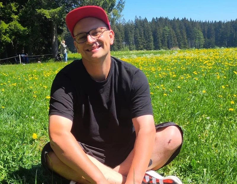 FASD Awareness Day Ein Foto eines Mannes, der in einer Wiese sitzt.
