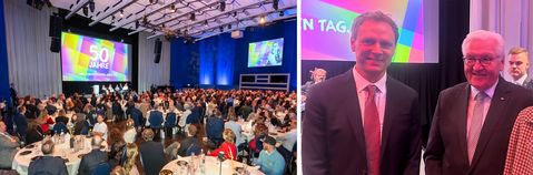 Links ist ein Saal mit runden Tischen zu sehen. Rechts ein Foto von zwei Männern im Anzug.